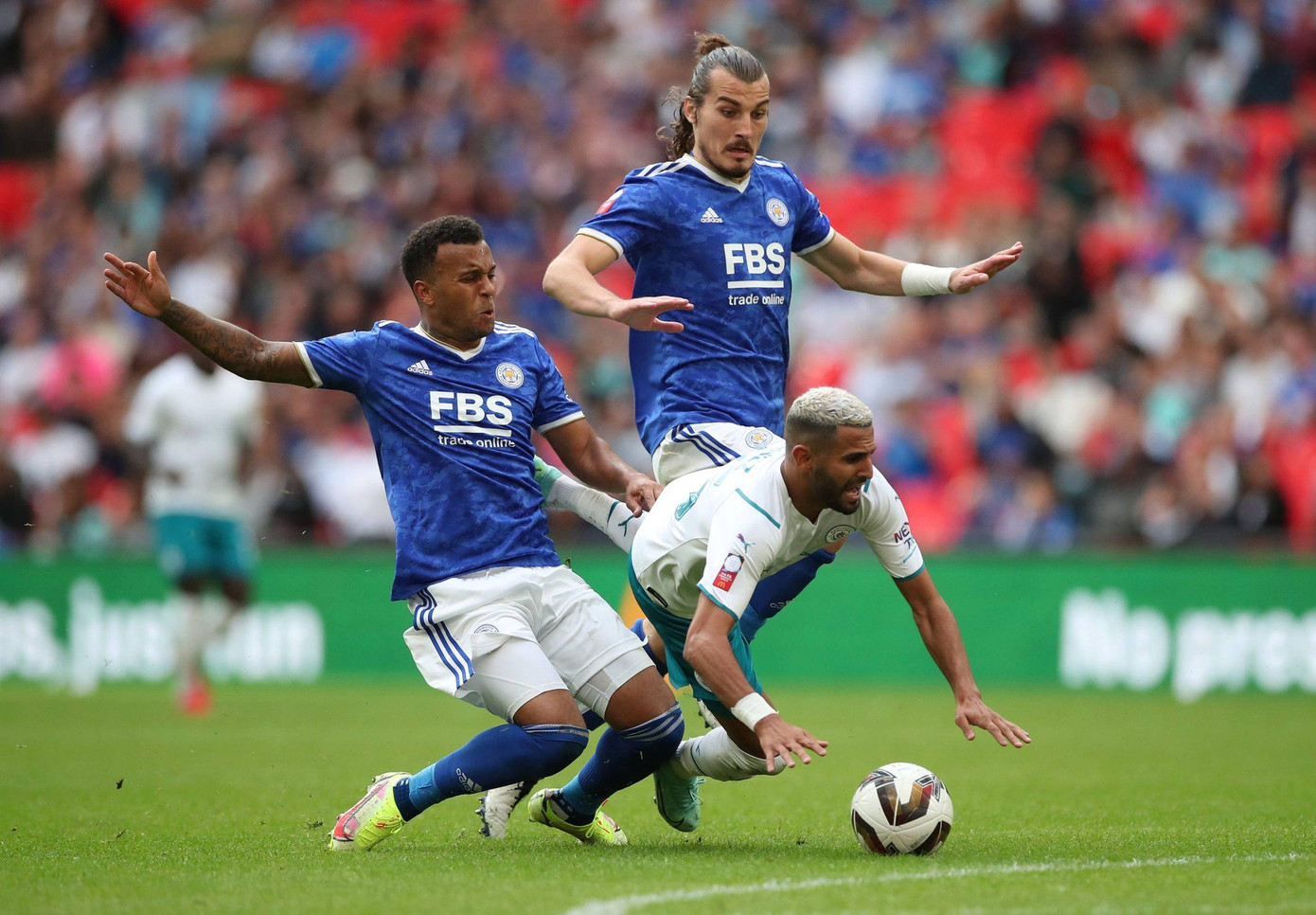 Mahrez quá cô đơn trên hàng công