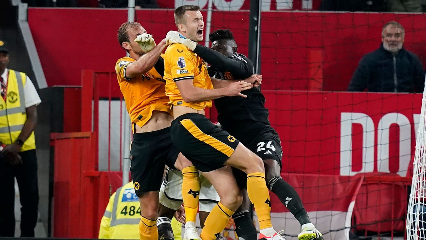 Pha lao ra đấm hụt bóng của Onana