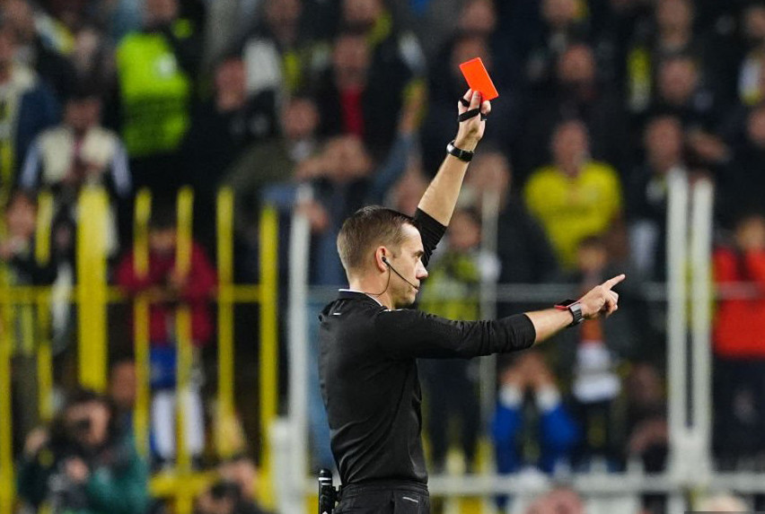 Trọng tài Clement Turpin đuổi Mourinho lên khán đài