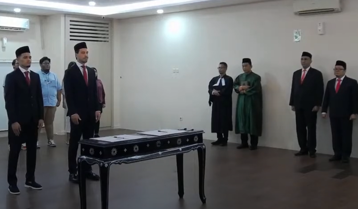 Lễ tuyên thệ công dân Indonesia của Thom Haye và Oratmangoen diễn ra lúc 2h sáng, rất nhanh và gọn lẹ Lễ tuyên thệ công dân Indonesia của Thom Haye và Oratmangoen diễn ra lúc 2h sáng, rất nhanh và gọn lẹ