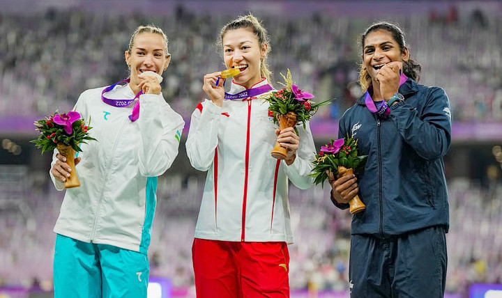 Nandini Agasara (bìa phải) trong lễ nhận huy chương Asiad 19