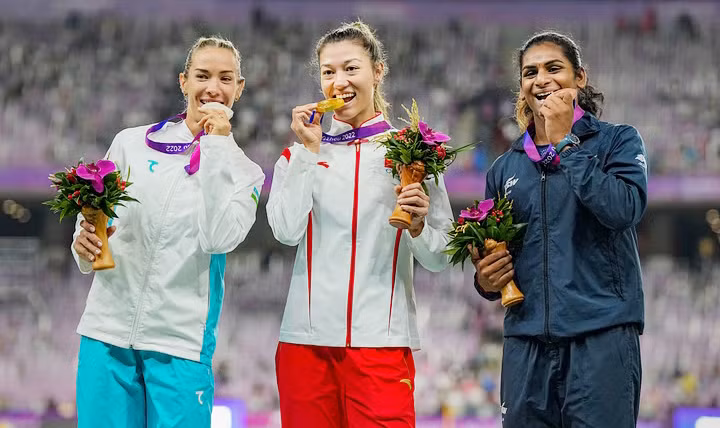 Nandini Agasara (bìa phải) trong lễ nhận huy chương Asiad 19