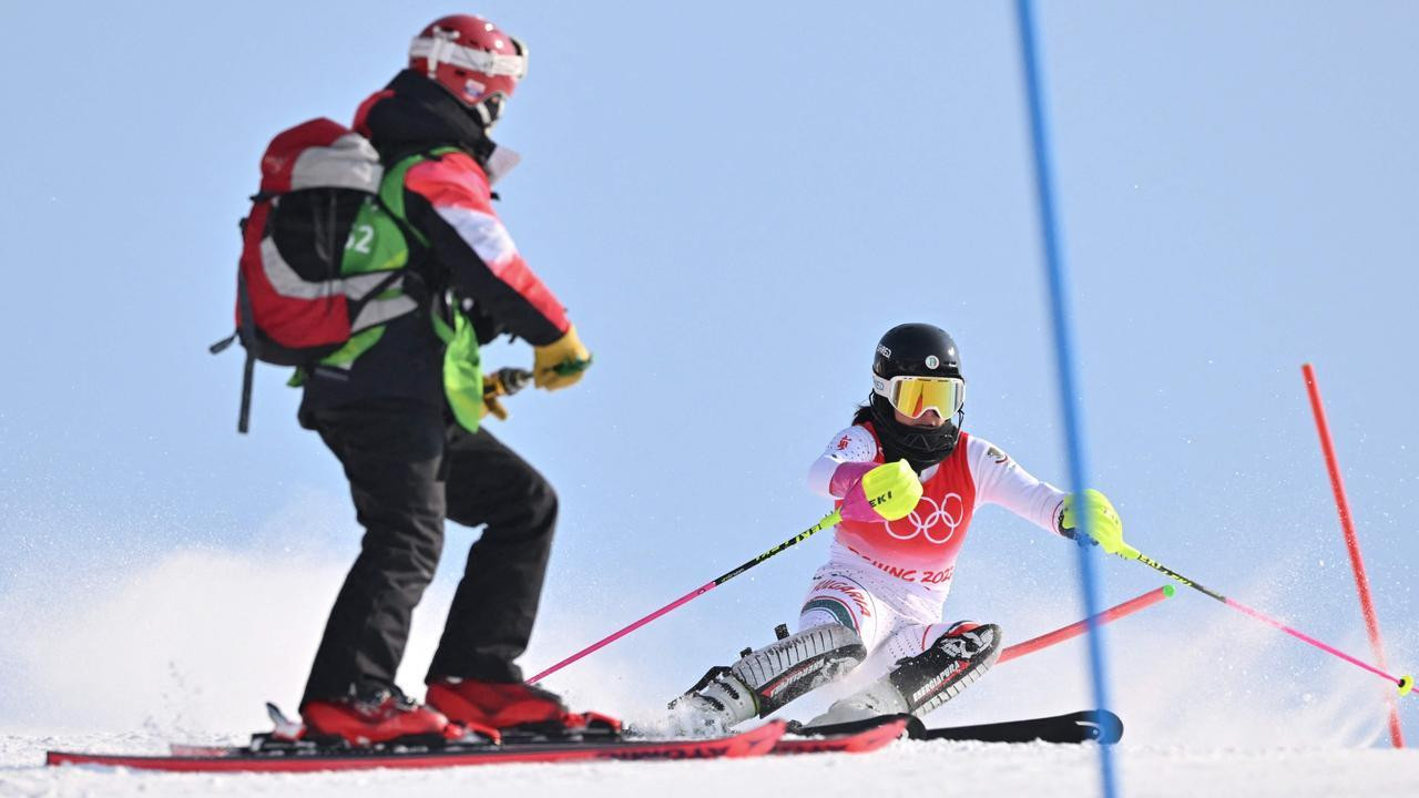 Eva Vukadinova cố gắng tránh nhân viên &apos;vô duyên&apos; của BTC