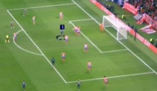 Ronaldo bị vây bởi 8 cầu thủ Atletico