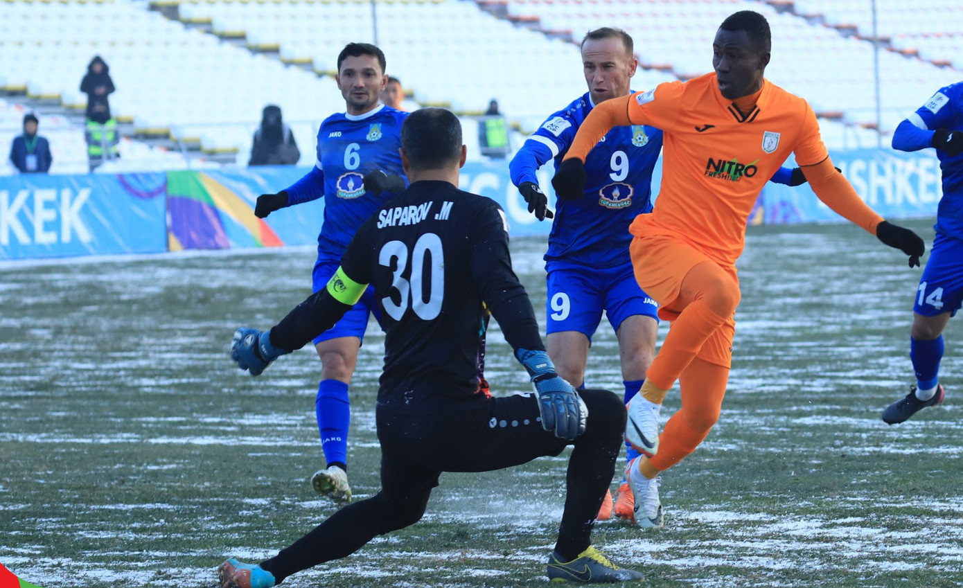 Hai bên rất khó triển khai bóng trong điều kiện thời tiết không ủng hộ