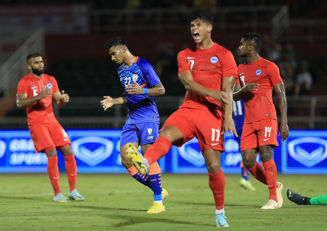 Ấn Độ (giữa) đã lấn lướt Singapore trong phần lớn thời gian trận đấu Ấn Độ (giữa) đã lấn lướt Singapore trong phần lớn thời gian trận đấu