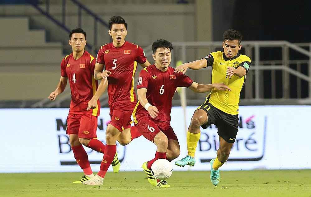 Malaysia (phải) đang thăng tiến cùng HLV người Hàn Quốc