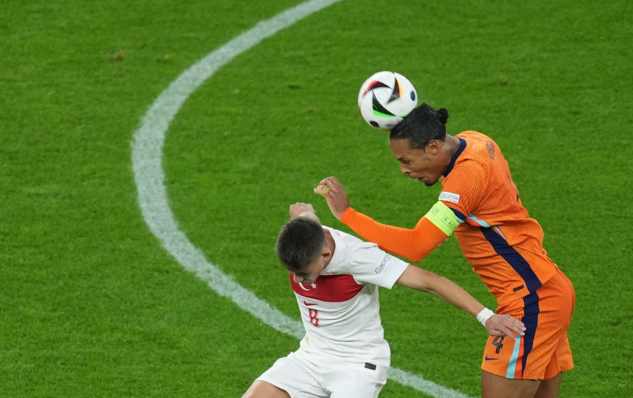 Bart Verbruggen tỏa sáng, Hà Lan vượt ải Thổ Nhĩ Kỳ vào bán kết ảnh 9 Bart Verbruggen tỏa sáng, Hà Lan vượt ải Thổ Nhĩ Kỳ vào bán kết ảnh 9