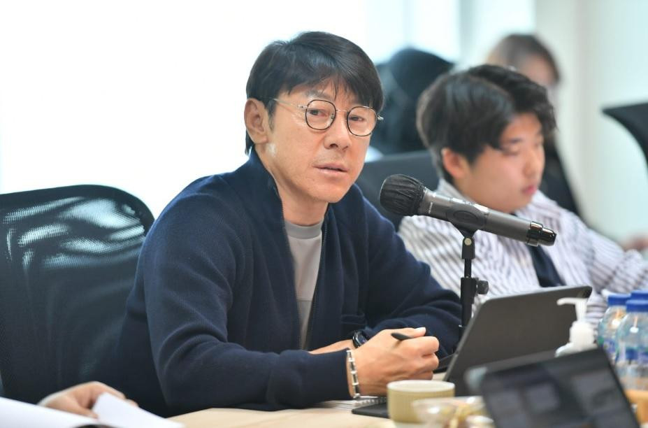 HLV Shin Tae-yong trong cuộc họp báo chuẩn bị cho kế hoạch sắp tới của U20 Indonesia HLV Shin Tae-yong trong cuộc họp báo chuẩn bị cho kế hoạch sắp tới của U20 Indonesia