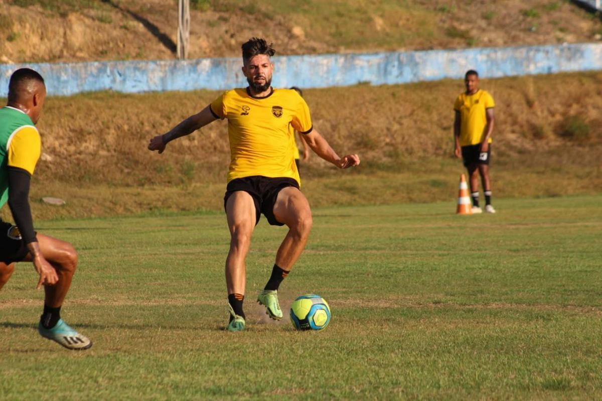 Hậu vệ Yuri Ferraz cũng phải đi làm thêm để kiếm sống Hậu vệ Yuri Ferraz cũng phải đi làm thêm để kiếm sống