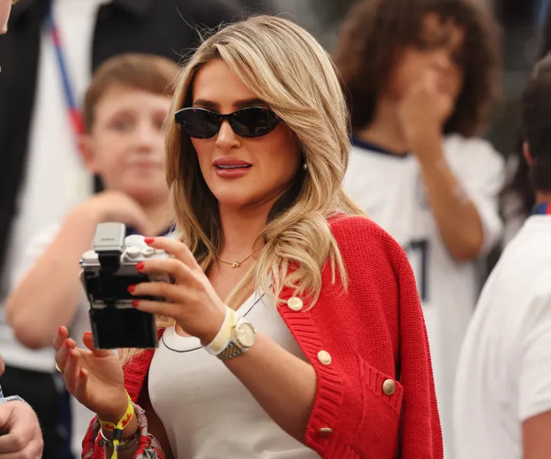 Gallagher có thể gặp bạn gái Aine Kennedy trong ngày xả trại Gallagher có thể gặp bạn gái Aine Kennedy trong ngày xả trại