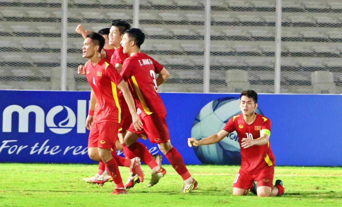 U19 Việt Nam hạ Thái Lan 1-0 ở bán kết giải Tứ hùng U19 Việt Nam hạ Thái Lan 1-0 ở bán kết giải Tứ hùng