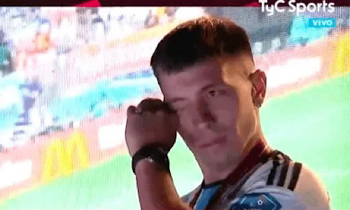 Martinez rơm rớm nước mắt khi chứng kiến tình cảm của người hâm mộ (ảnh chụp màn hình)