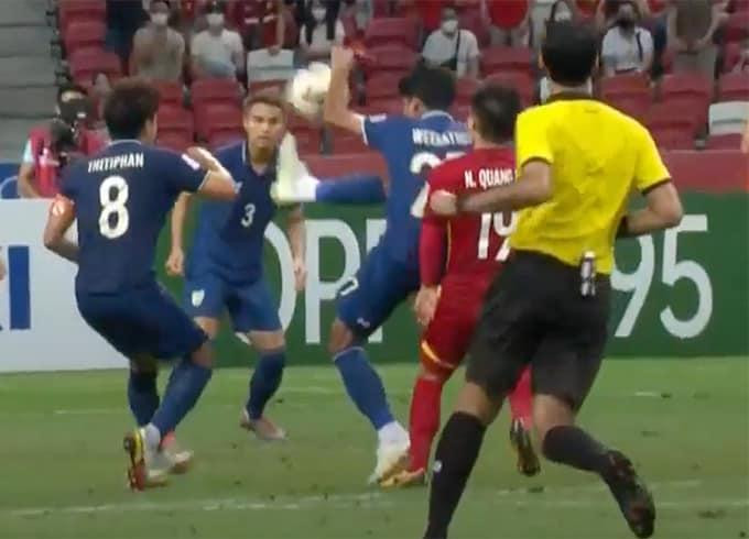 Trọng tài đứng ngay trước pha chạm bóng bằng tay của cầu thủ Thái Lan