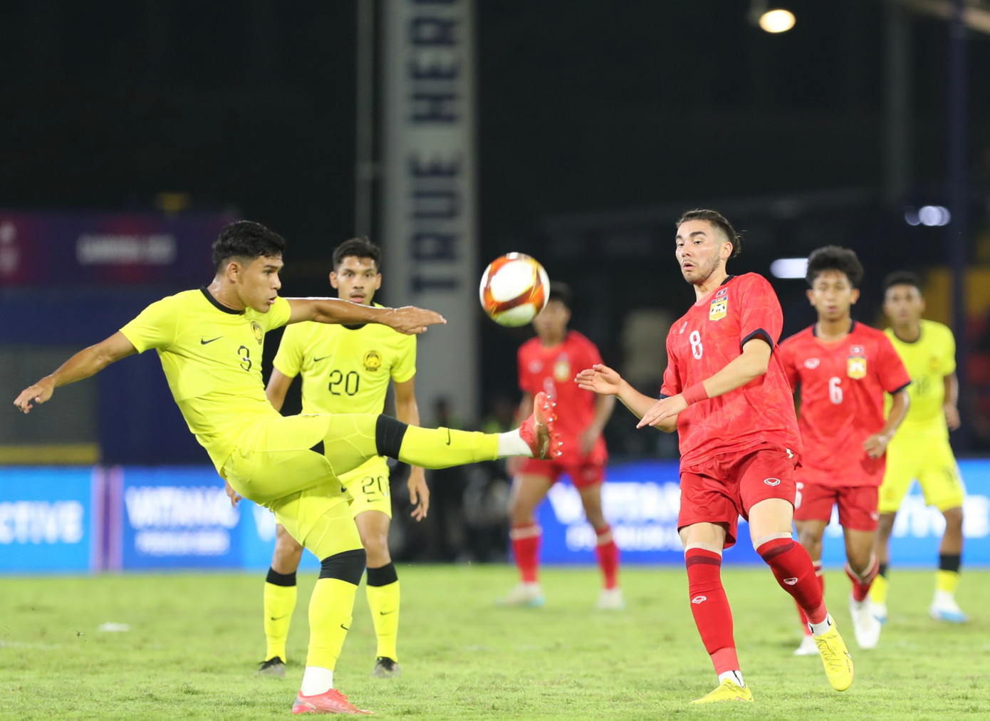 Malaysia chơi trên chân hoàn toàn so với Lào (ảnh: Hữu Phạm)