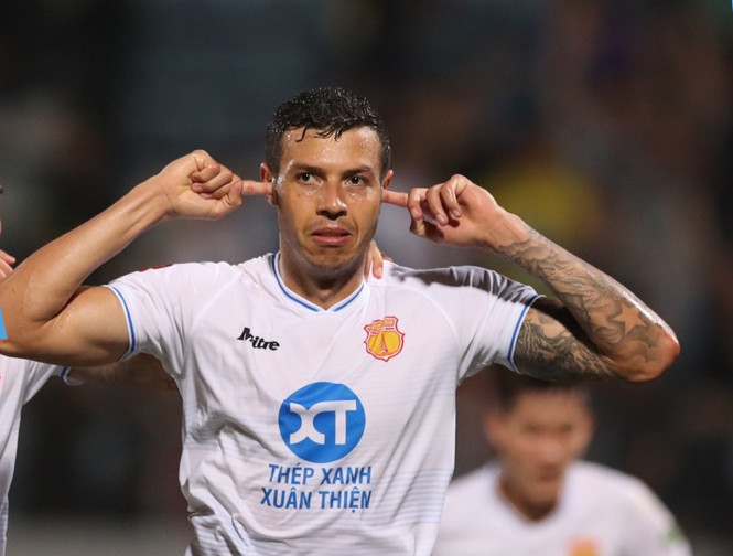 Nam Định thẳng tiến tới ngai vàng bằng phong độ vũ bão