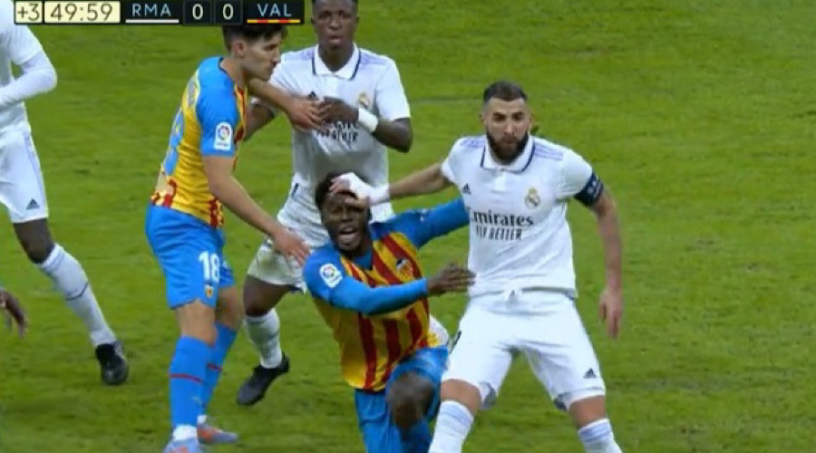 Pha bóng bị từ chối bàn thắng của Real