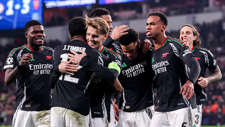 Arsenal ghi bàn như dạo chơi trên sân của PSV