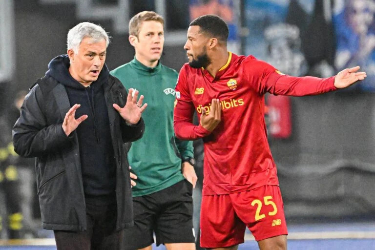 Mourinho cho rằng đội hình của Roma là không đủ để xoay tua Mourinho cho rằng đội hình của Roma là không đủ để xoay tua