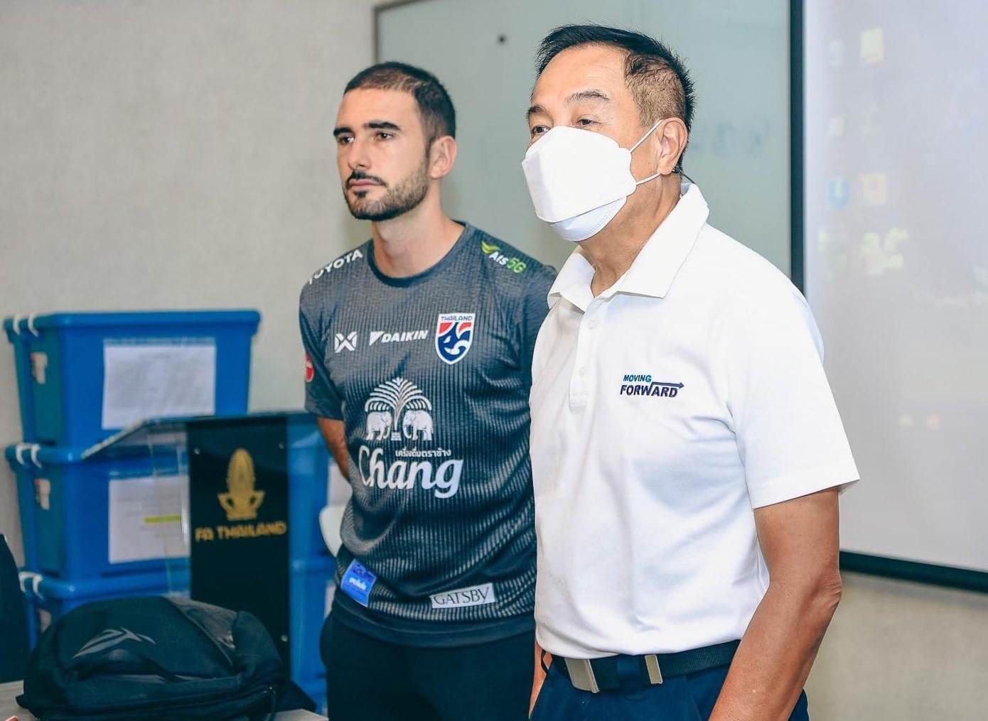 HLV Salvador và ông Somyot Poompanmoung, chủ tịch FAT