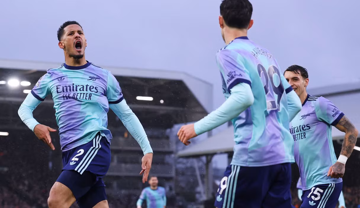 Saliba kịp chạm bóng ghi bàn