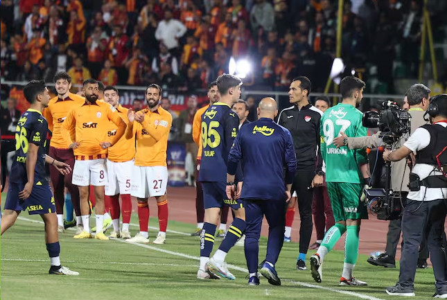 Các cầu thủ Galatasaray vỗ tay ăn mừng vì đối thủ bỏ trận