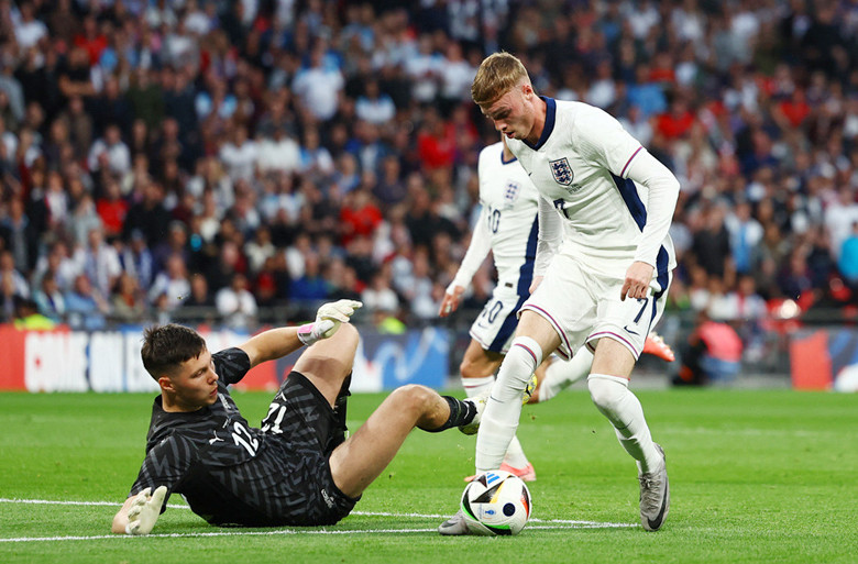 Anh không thể ghi bàn dù tung ra một đội hình giàu sức tấn công