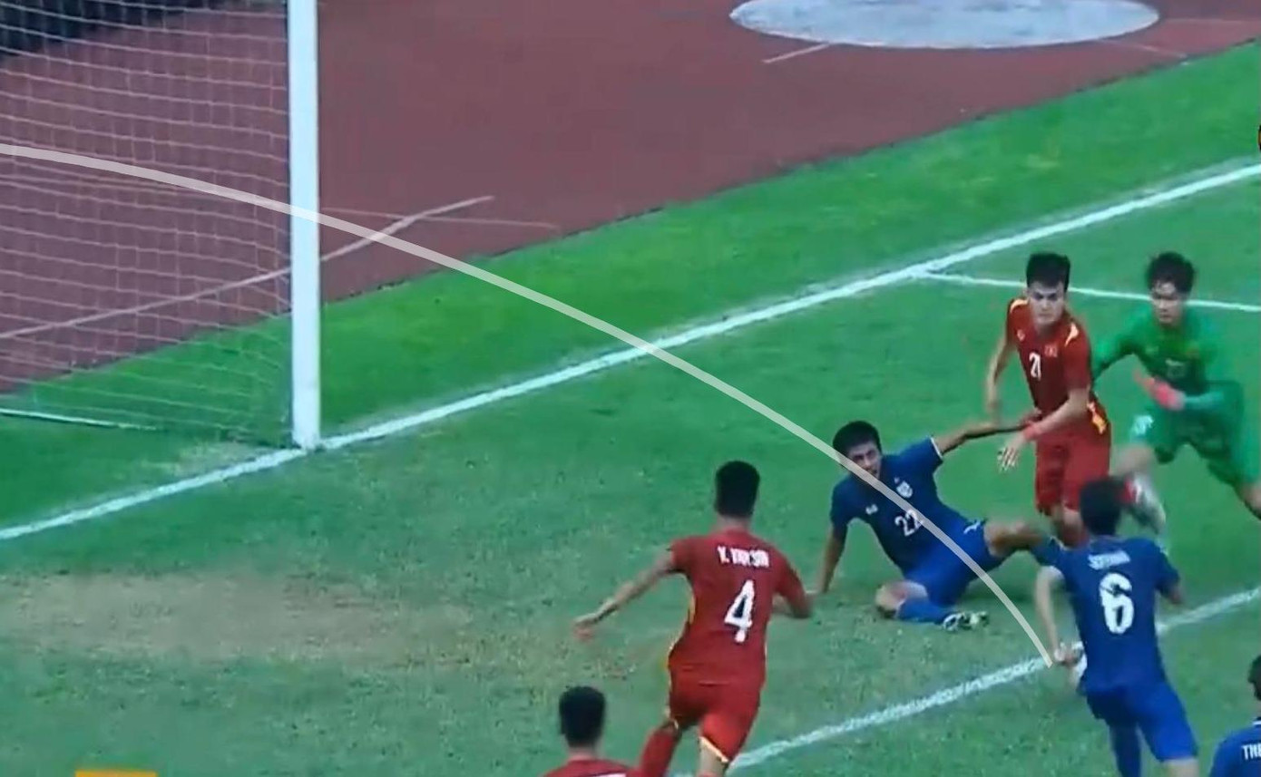 Sittha băng lên sút bóng vào gôn trống ghi bàn Sittha băng lên sút bóng vào gôn trống ghi bàn