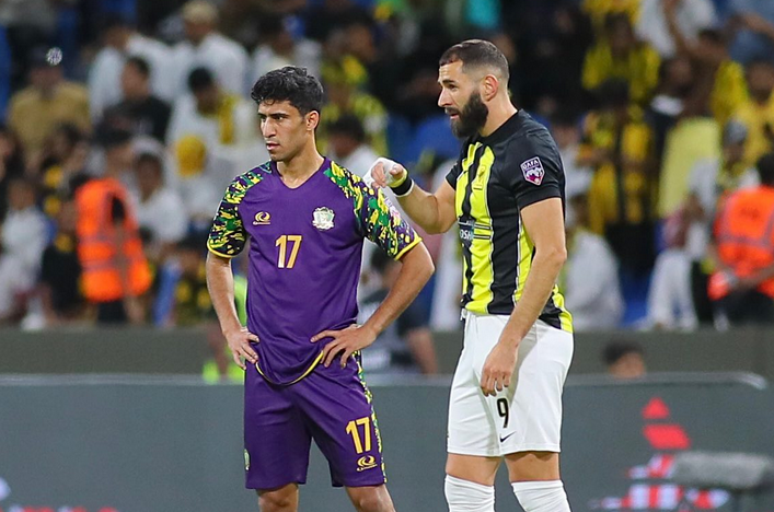 Farhan khi đối đầu Benzema tại cúp châu lục Farhan khi đối đầu Benzema tại cúp châu lục