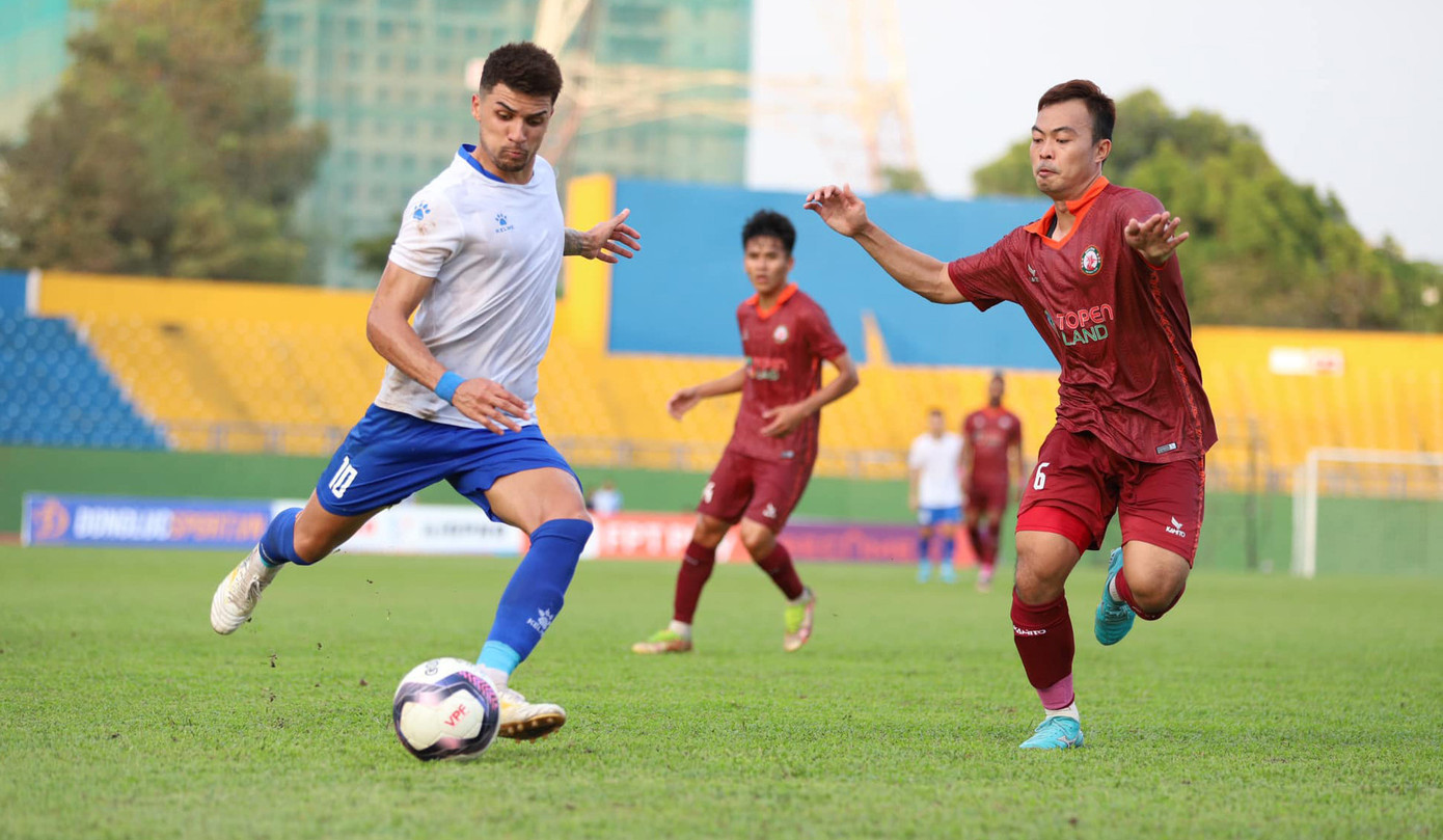 Hendrio (trái) là tân binh đắt giá của Nam Định (ảnh: Fanpage CLB Nam Định)