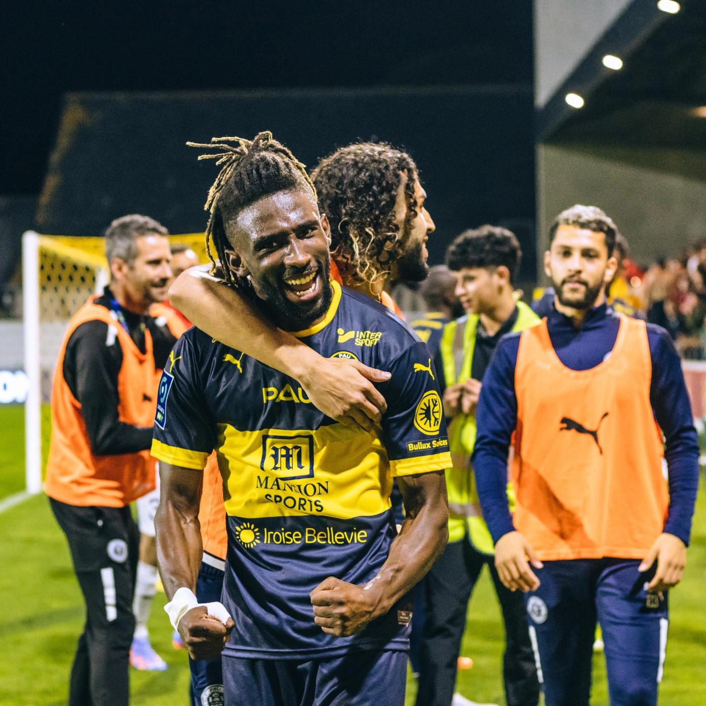 Các cầu thủ Pau vui mừng với thành tích trụ hạng Các cầu thủ Pau vui mừng với thành tích trụ hạng