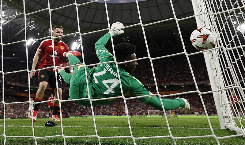 Onana trong pha bóng nhận bàn thua vào phút 42