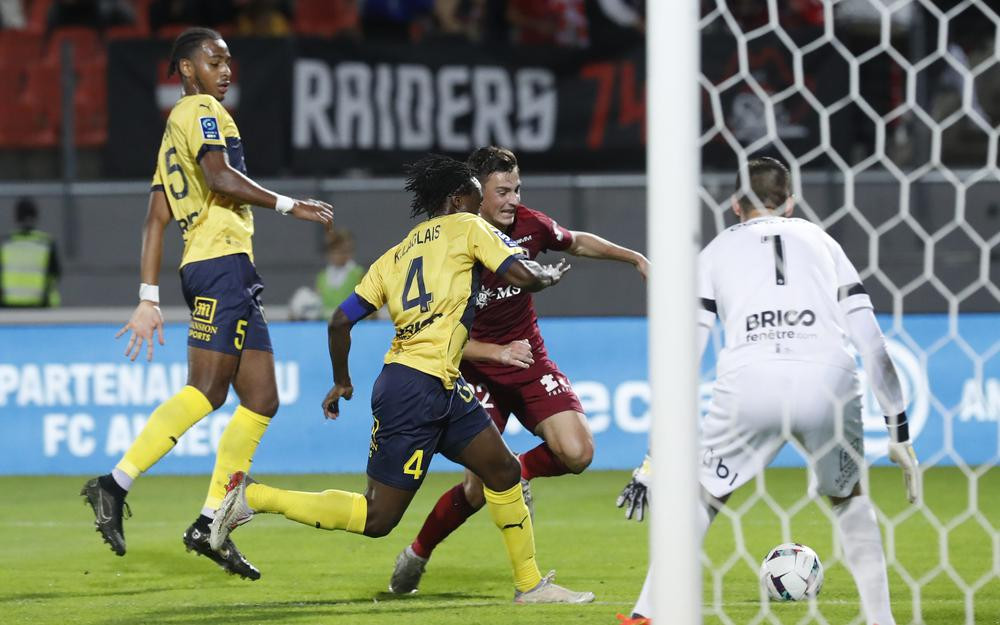 Hàng thủ kém khiến Pau thua 0-2 trong hiệp 1