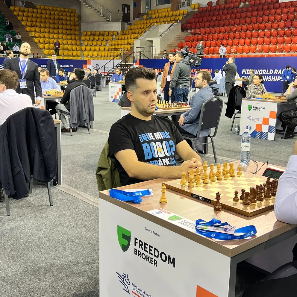 Nepomniachtchi và chiếc áo đầy tranh cãi