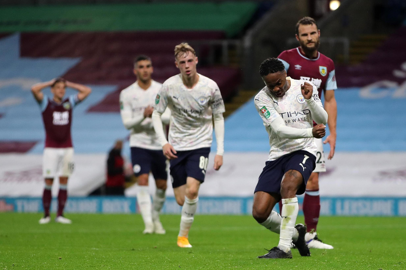 Với dàn cầu thủ dự bị, Man City đủ sức hạ Burnley