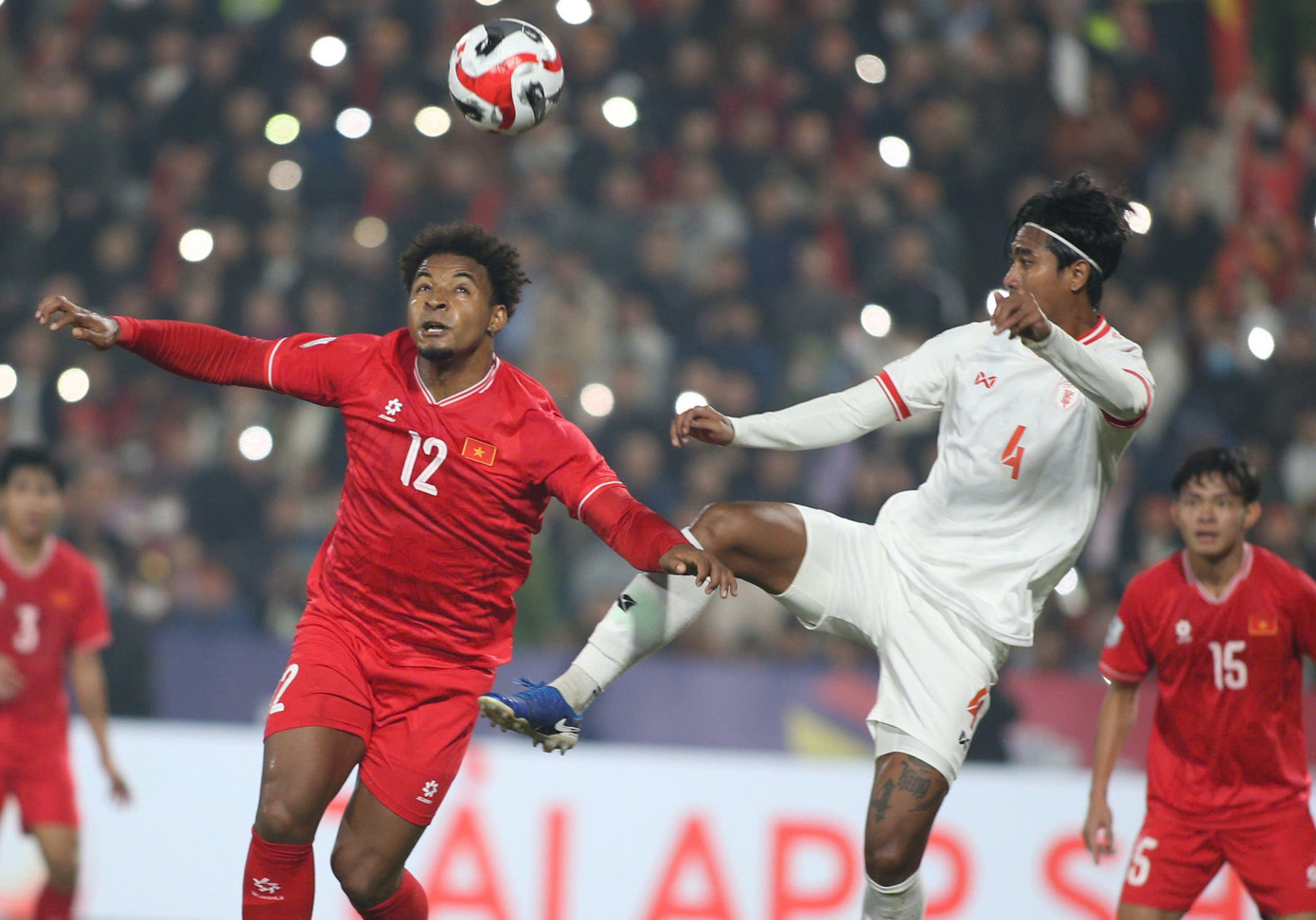 Xuân Son luôn sẵn sàng đe dọa mọi hàng phòng ngự Xuân Son luôn sẵn sàng đe dọa mọi hàng phòng ngự