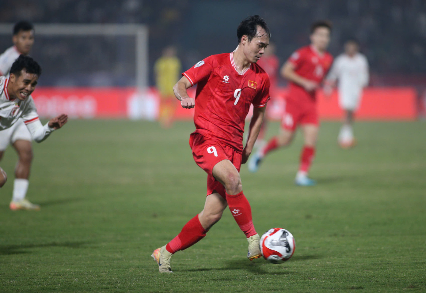 Văn Toàn tả xung hữu đột trước hàng thủ Myanmar