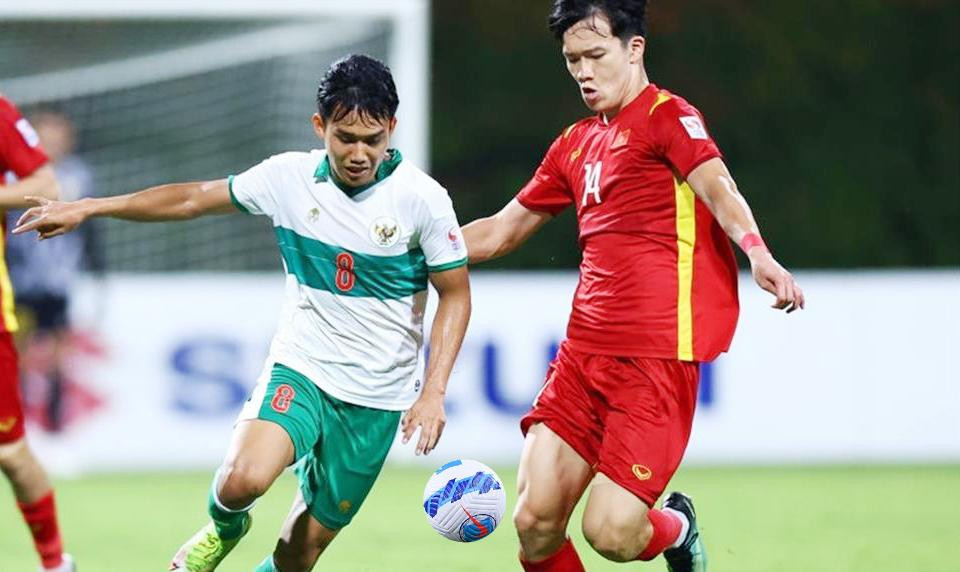 Witan tranh bóng cùng Hoàng Đức ở trận Indonesia hòa Việt Nam ở AFF Cup 2020 Witan tranh bóng cùng Hoàng Đức ở trận Indonesia hòa Việt Nam ở AFF Cup 2020