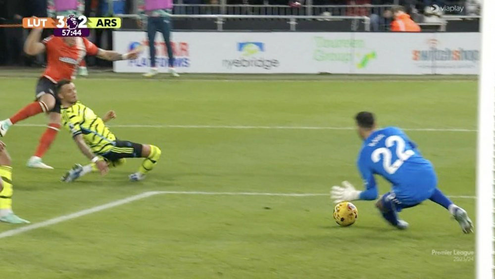 Raya đổ người quá chậm trong bàn thua thứ 3 của Arsenal