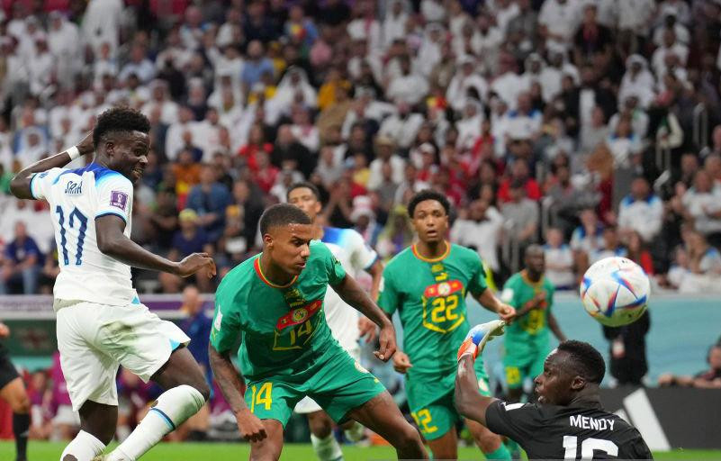 Pha chích bóng tinh tế của Saka