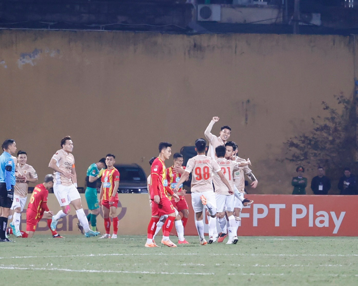  Thắng Thanh Hoá, CAHN trở lại cuộc đua vô địch V-League ảnh 15