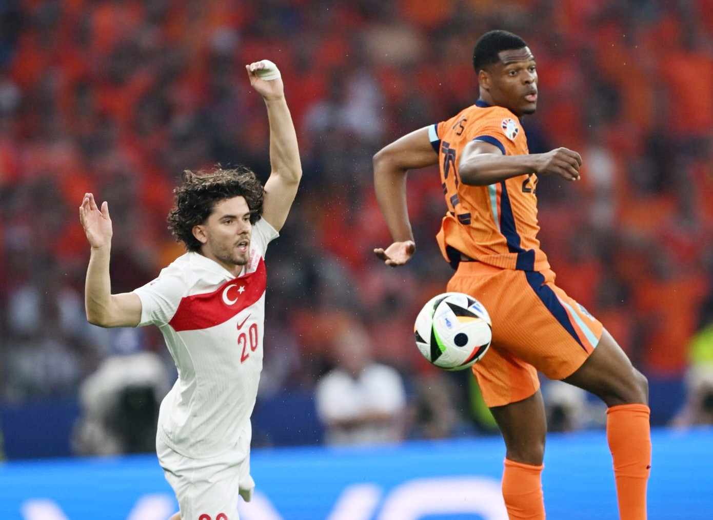 Bart Verbruggen tỏa sáng, Hà Lan vượt ải Thổ Nhĩ Kỳ vào bán kết ảnh 7 Bart Verbruggen tỏa sáng, Hà Lan vượt ải Thổ Nhĩ Kỳ vào bán kết ảnh 7