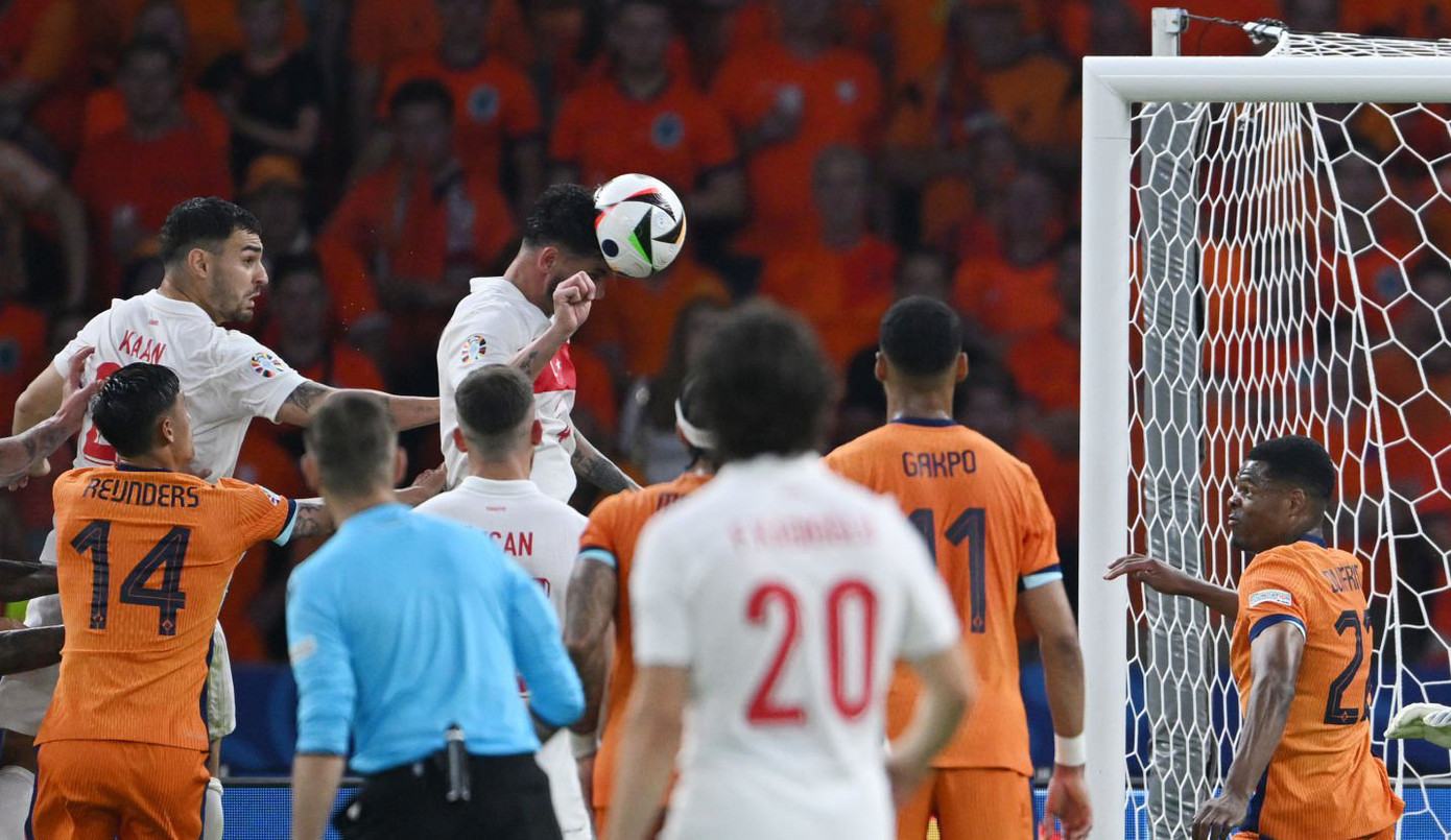 Bart Verbruggen tỏa sáng, Hà Lan vượt ải Thổ Nhĩ Kỳ vào bán kết ảnh 12 Bart Verbruggen tỏa sáng, Hà Lan vượt ải Thổ Nhĩ Kỳ vào bán kết ảnh 12