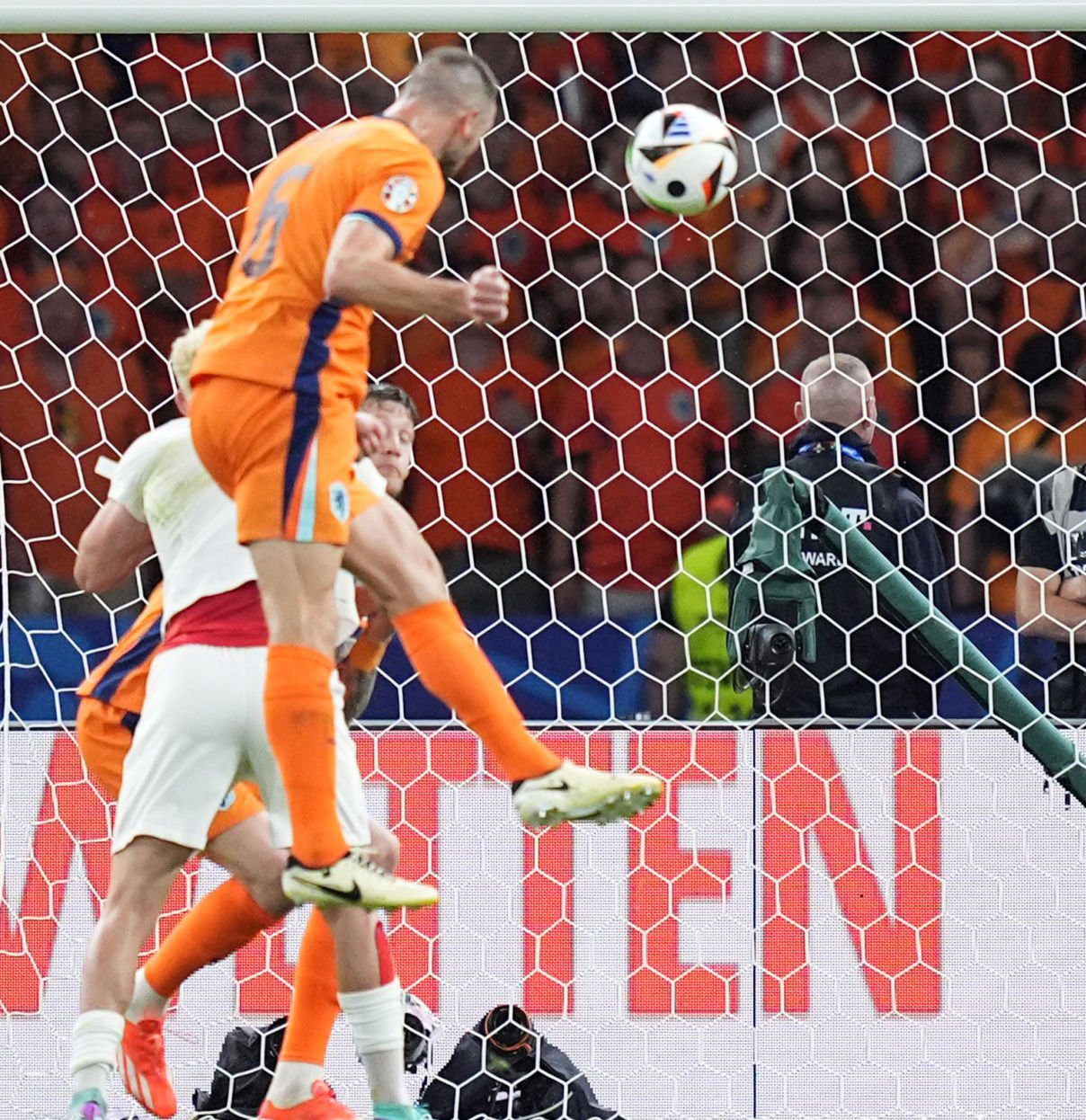 Bart Verbruggen tỏa sáng, Hà Lan vượt ải Thổ Nhĩ Kỳ vào bán kết ảnh 21 Bart Verbruggen tỏa sáng, Hà Lan vượt ải Thổ Nhĩ Kỳ vào bán kết ảnh 21