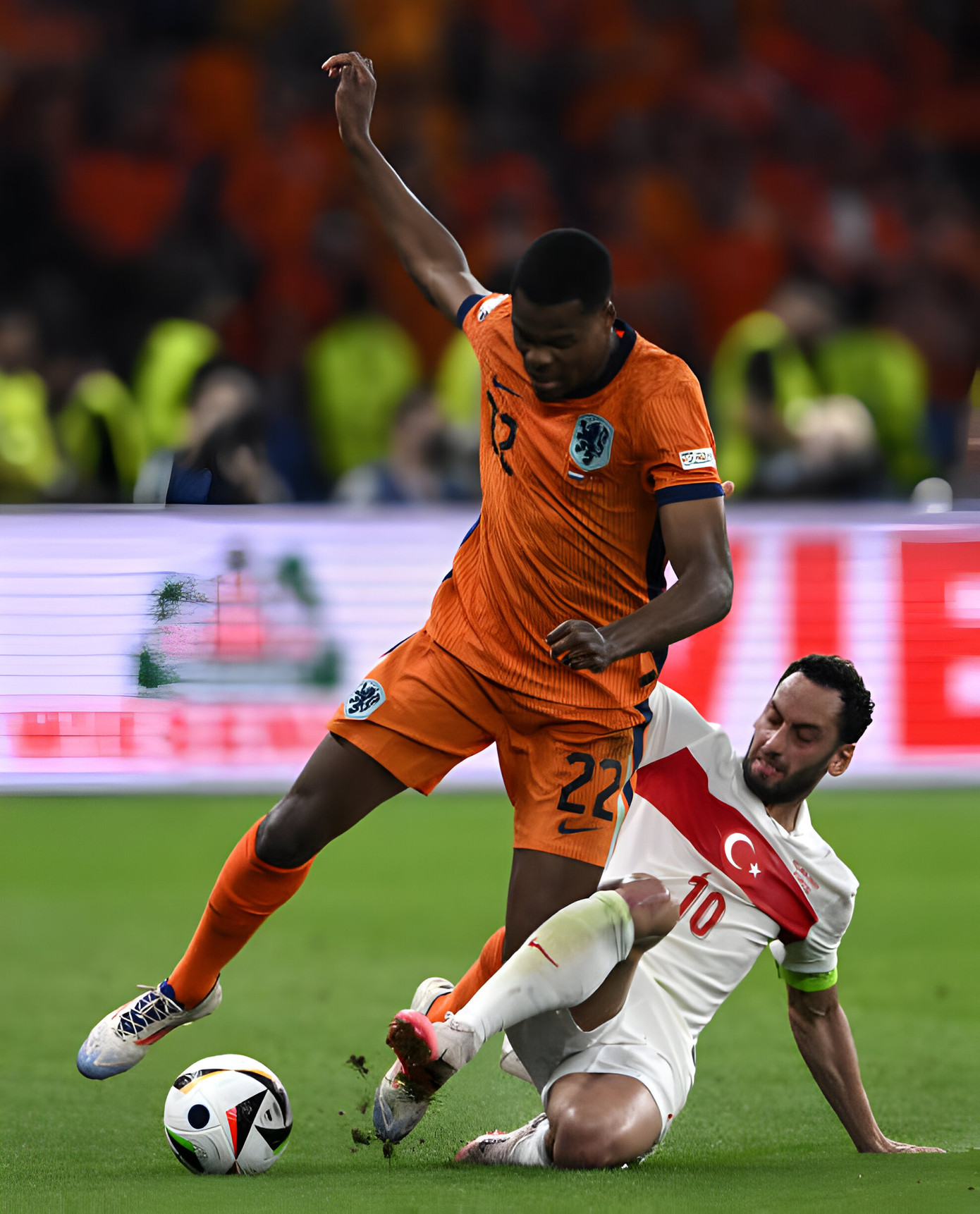 Bart Verbruggen tỏa sáng, Hà Lan vượt ải Thổ Nhĩ Kỳ vào bán kết ảnh 25 Bart Verbruggen tỏa sáng, Hà Lan vượt ải Thổ Nhĩ Kỳ vào bán kết ảnh 25