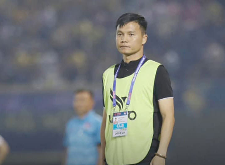 HLV Công Mạnh cùng đội nhà thua nặng nề HAGL và Hà Nội FC