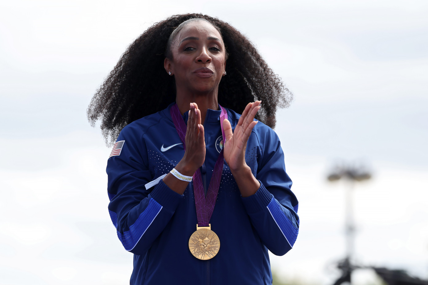 Lashinda Demus trong lễ trao huy chương Lashinda Demus trong lễ trao huy chương