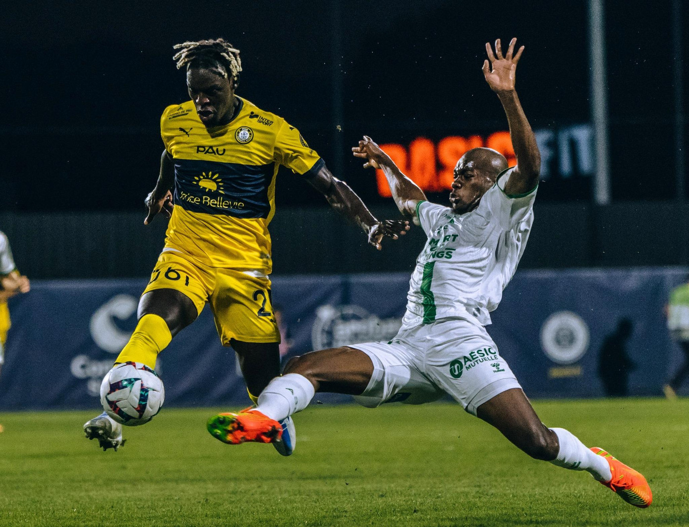 Các hậu vệ Pau FC tiếp tục chơi sơ suất để đối thủ ghi bàn Các hậu vệ Pau FC tiếp tục chơi sơ suất để đối thủ ghi bàn