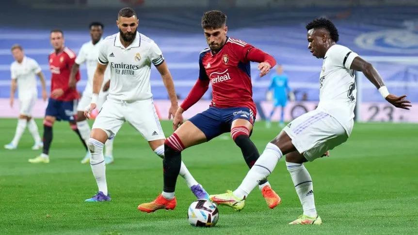 Vinicius và Benzema thường xuyên gặp khó trước hàng thủ Osasuna