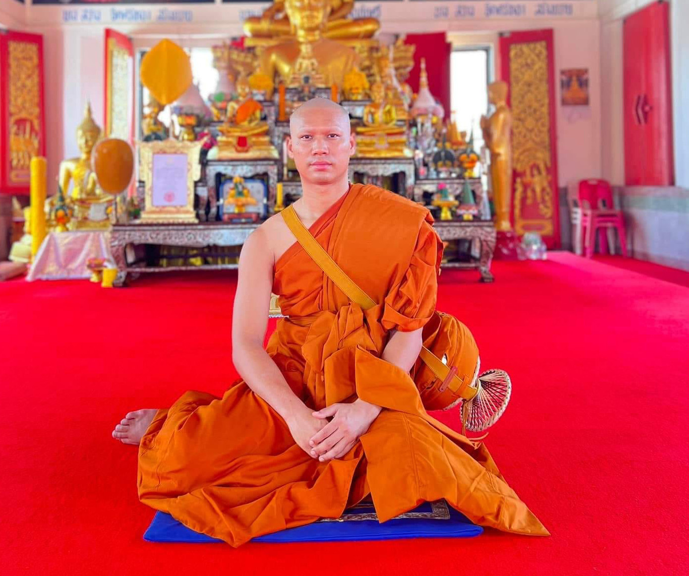 Ratthanakorn tham gia khoá tu ở ngôi chùa gần nhà Ratthanakorn tham gia khoá tu ở ngôi chùa gần nhà